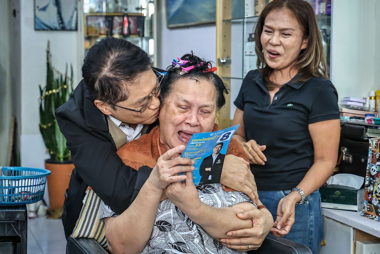 “翁阿差” 在曼谷展开竞选活动 向居民承诺这次一定选择民主党