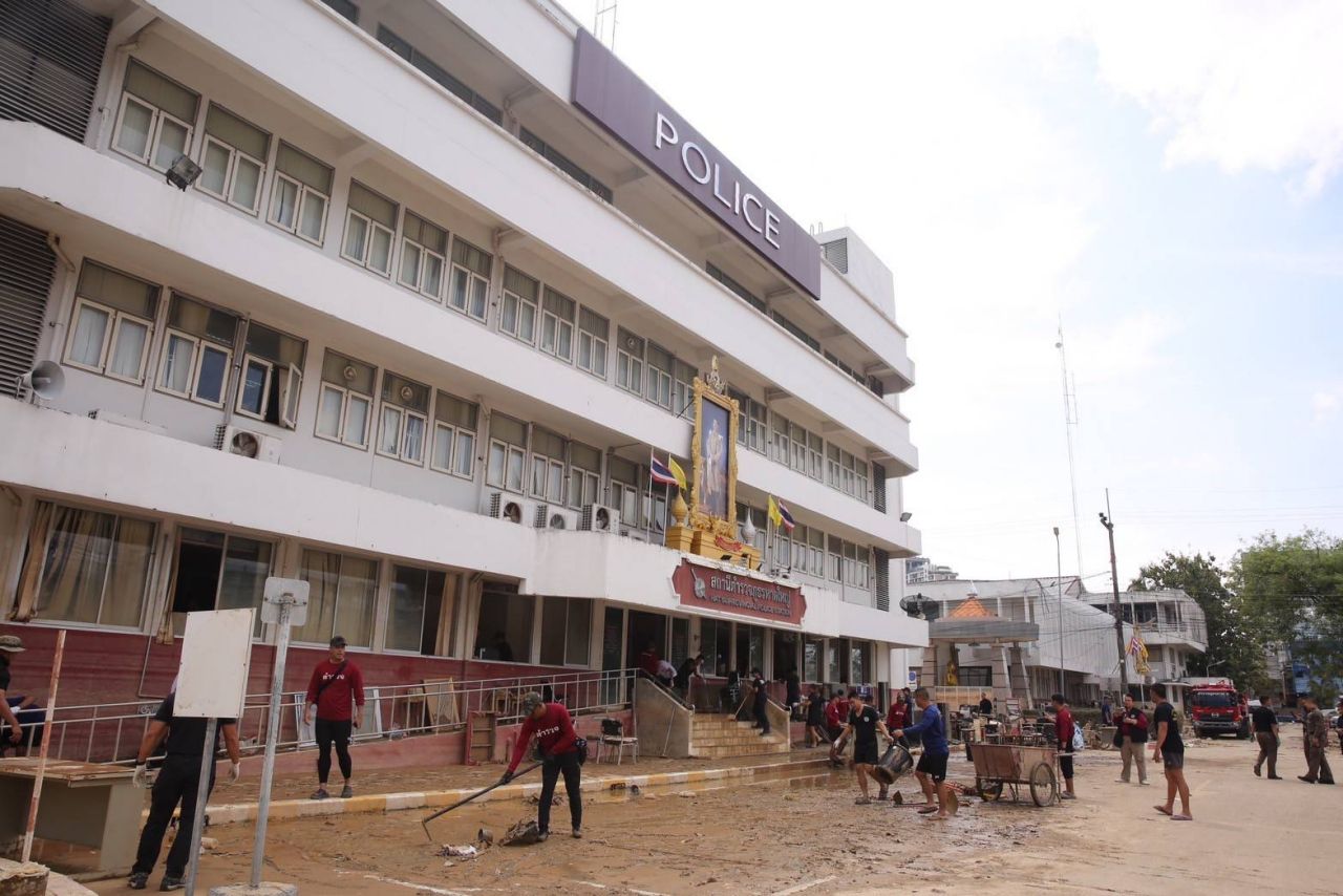 海豚局警察局遭遇3米高洪水,警察全力以赴