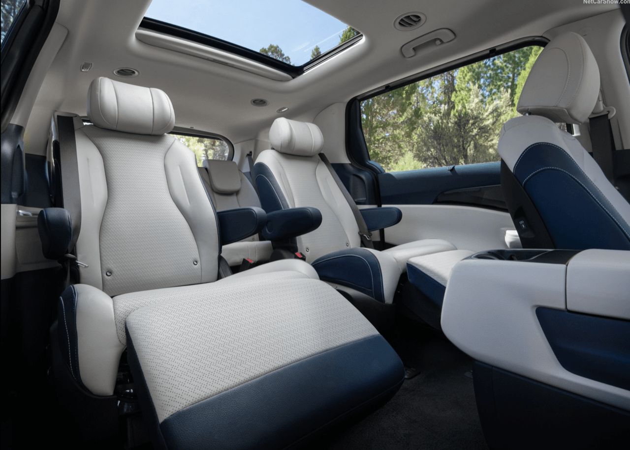 极致价格 Kia Carnival HEV 7座 豪华厢式车