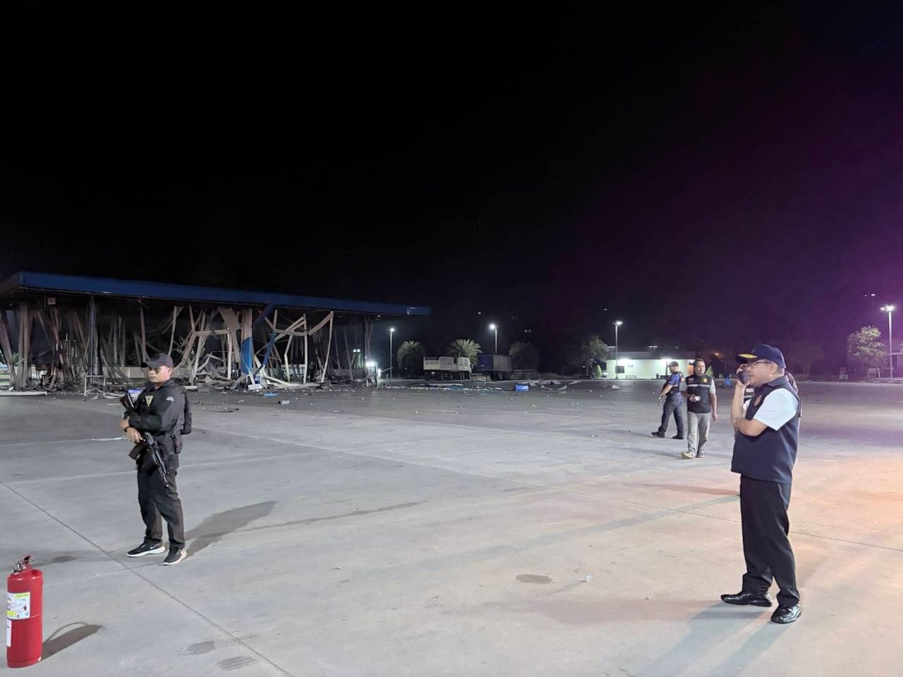 凶徒恐吓也拉 枪击天空-恐吓加油站员工 然后放置炸弹引发火灾