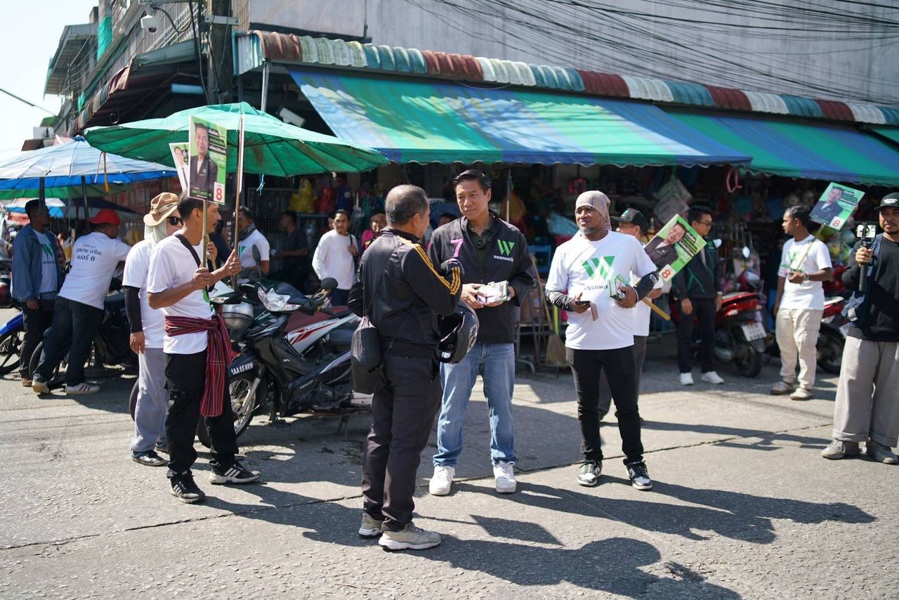 “甘维”带领动力党团队在素艾哥洛市场拉票，指出和平是恢复南部边境经济的关键