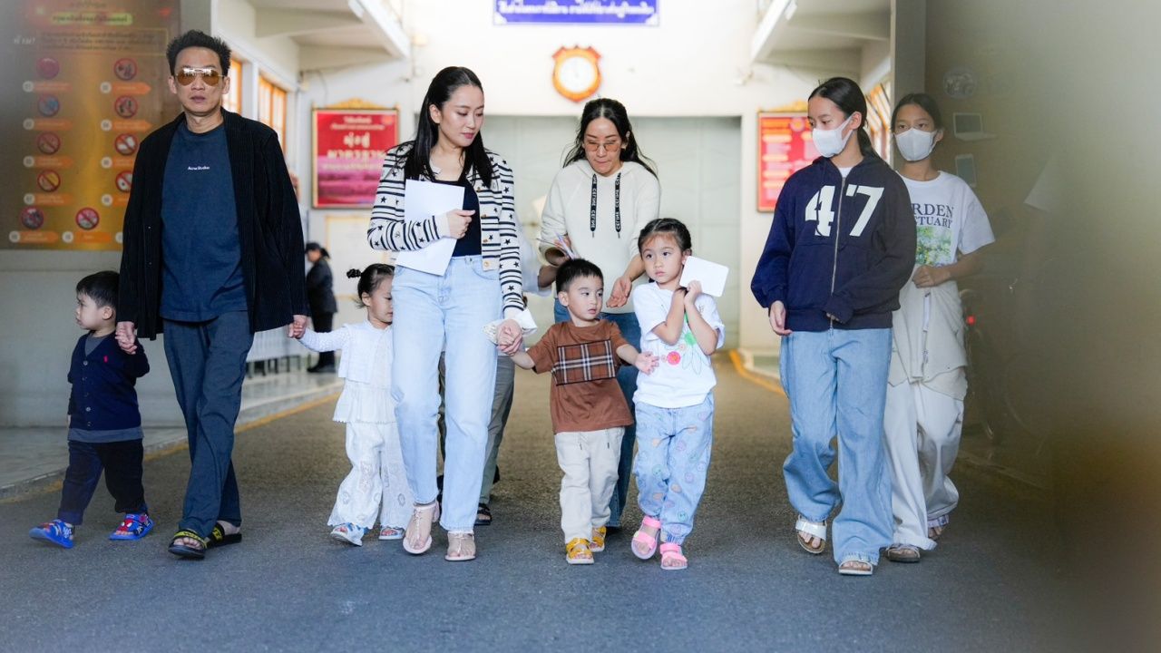 “Oak-Em-Ink” 带孩子探望“他信” 并一同庆祝孩子生日