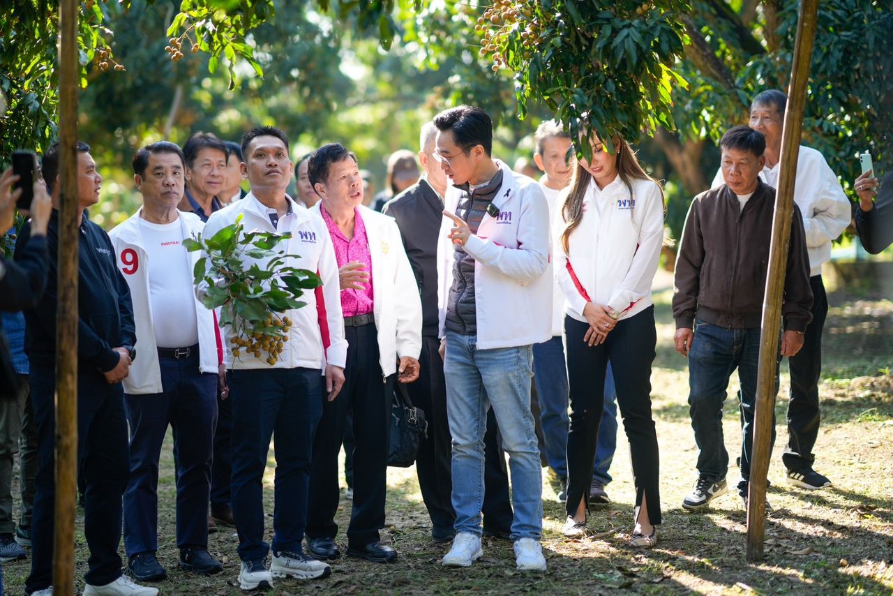 “亚沙农”带领为泰党竞选团到清迈莎拉披早市,居民热情迎接