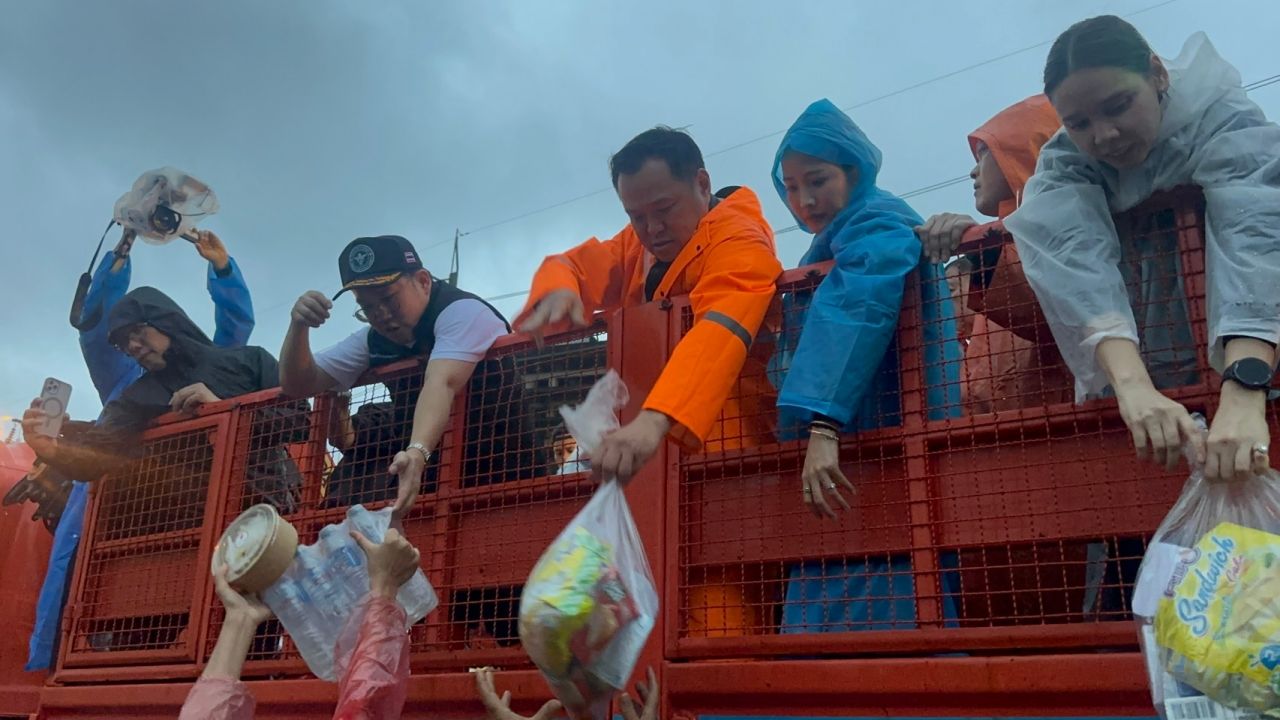 迎战合艾洪水，总理阿努廷亲临派发食物与安慰 支持赈灾提案入阁待批