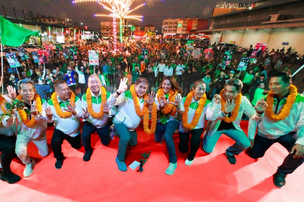 塔罗纳诗骑摩托车亮相演讲 恳请选民记住艾琳欣