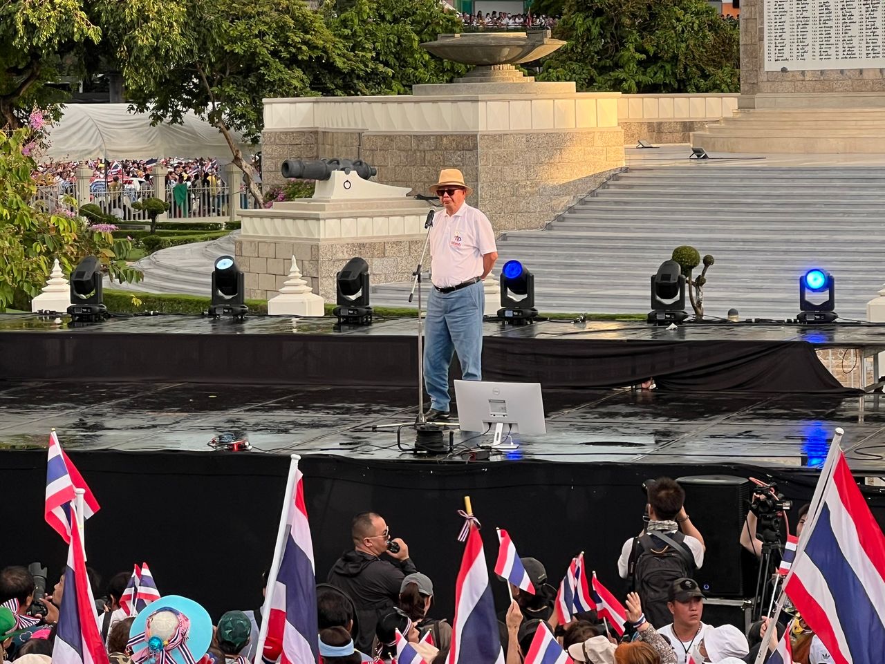 反对政变的声音：泰国困境与总理信任危机的出路
