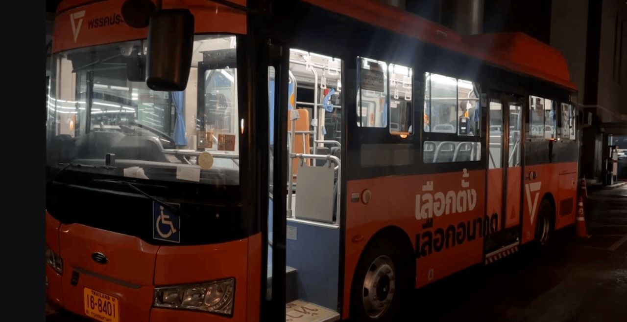 人民党安排橙色EV巴士 送33名曼谷议员候选人报名