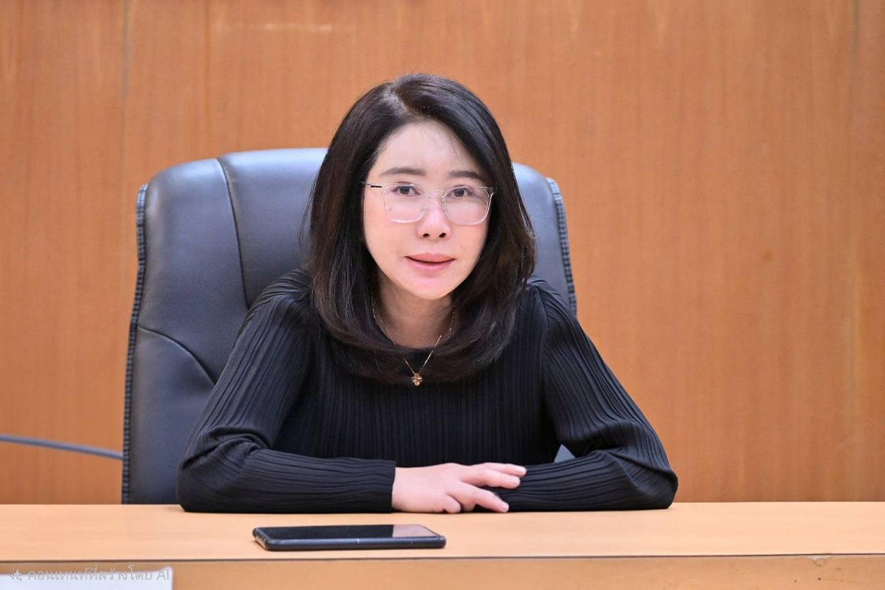 旅游部组织工作人员帮助在合艾洪水中受灾的游客