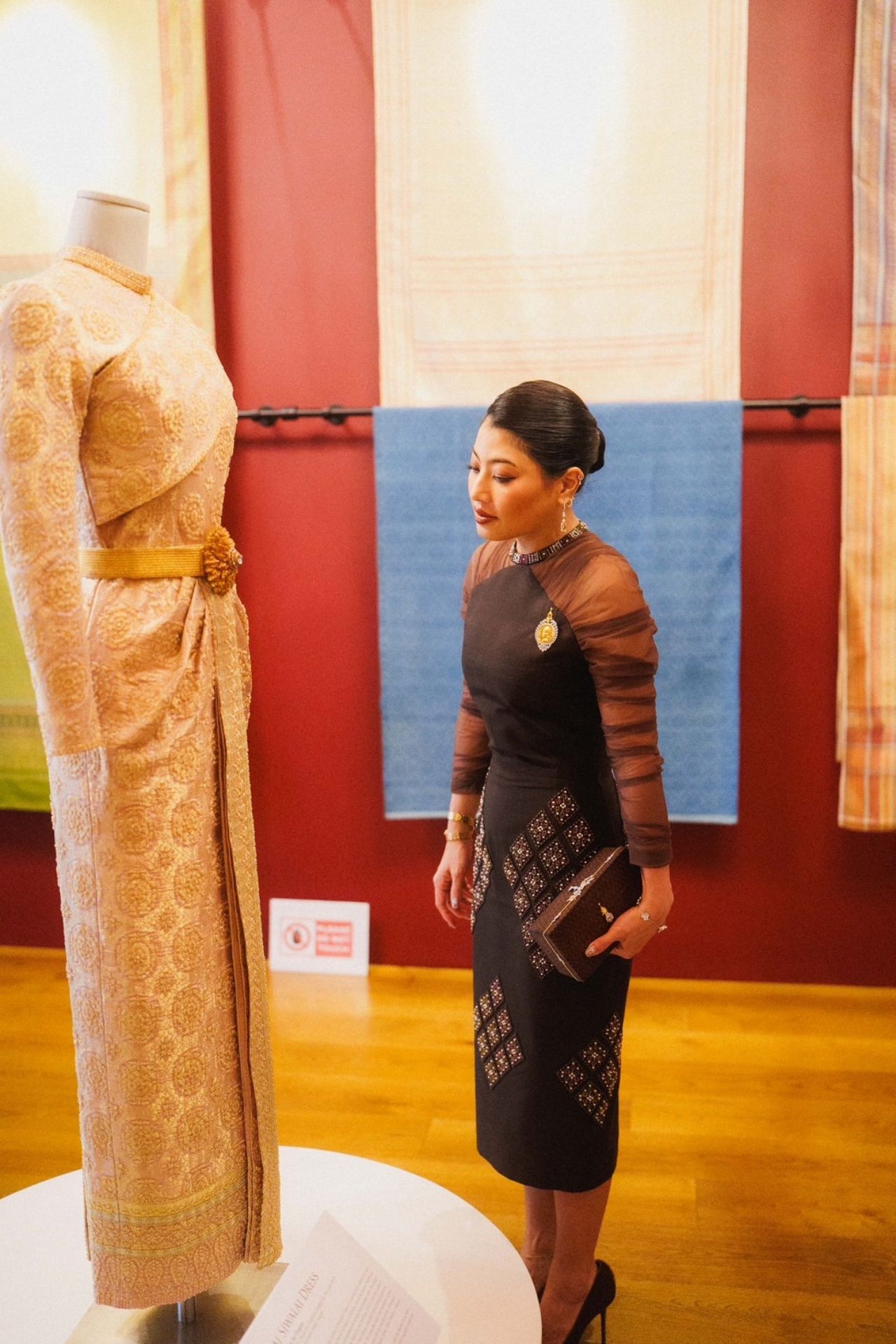 诗丽婉瓦丽公主殿下参观泰国服装历史展览