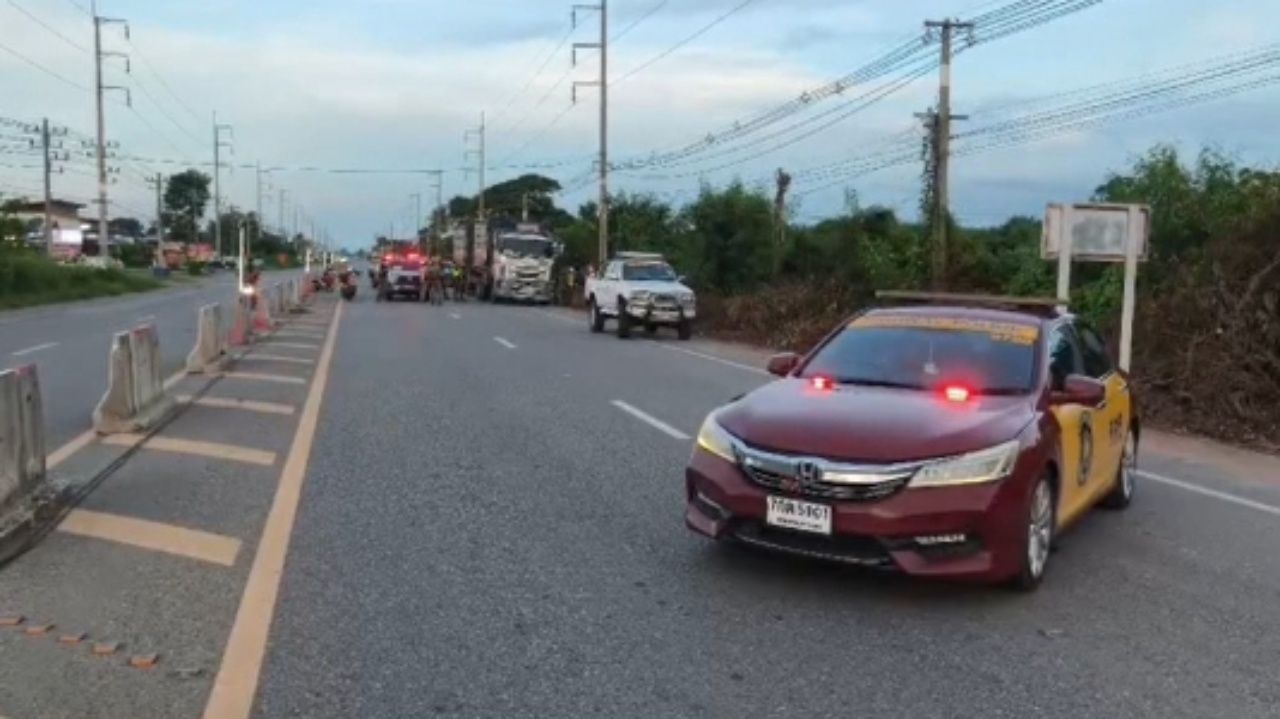 警方拦截奔逃的18轮货车，司机称因担心金融公司扣车