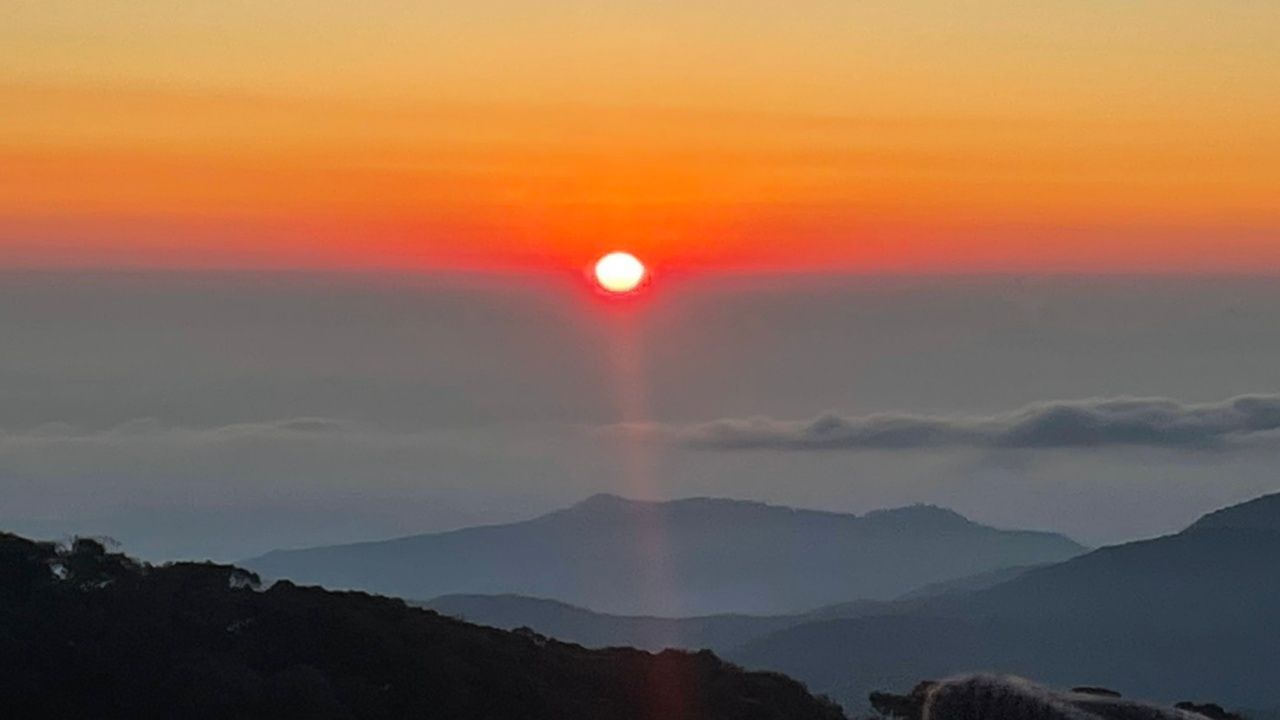 清迈热闹异常,今天早上因他暖山顶温度4度,再次出现“霜冻”