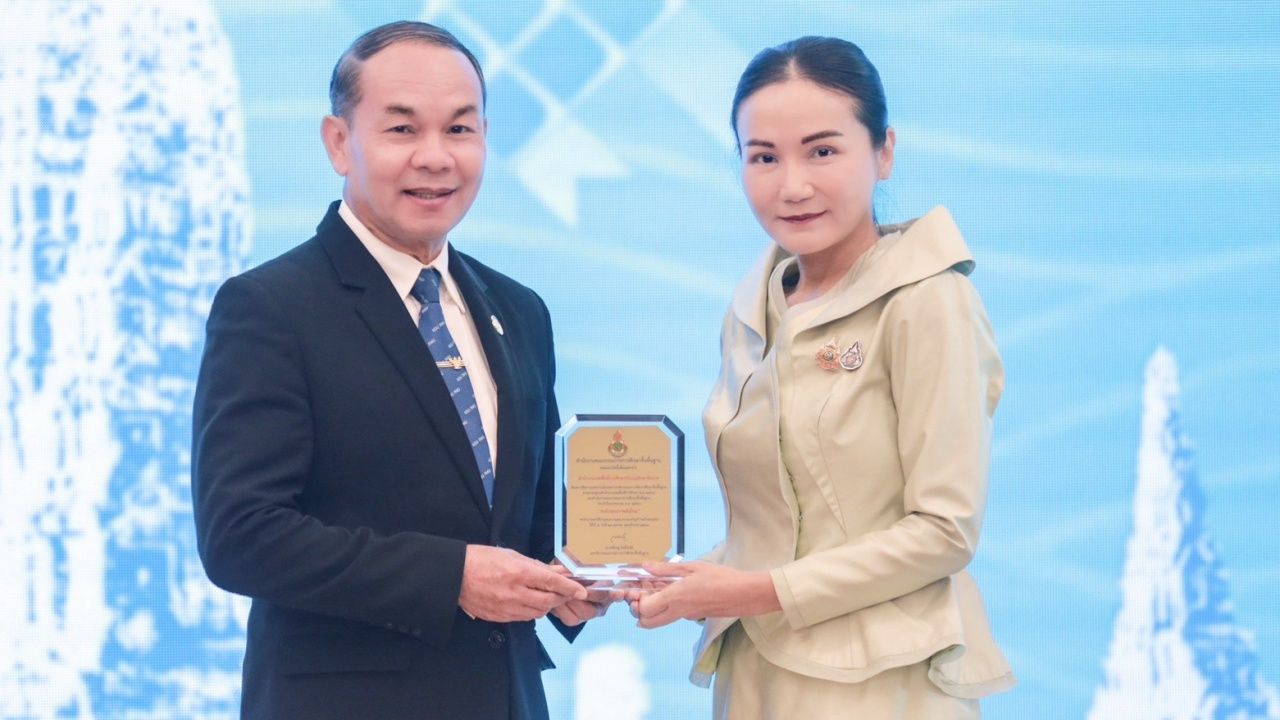 “纳律蒙”赋予教育政策，强调历史学科训练学生分析思考能力，签署教师宿舍维修的MOU