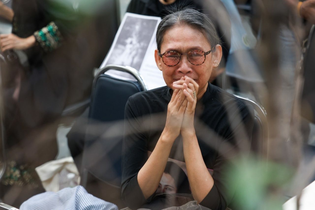 民众占据座位等待运送已故王后的队伍