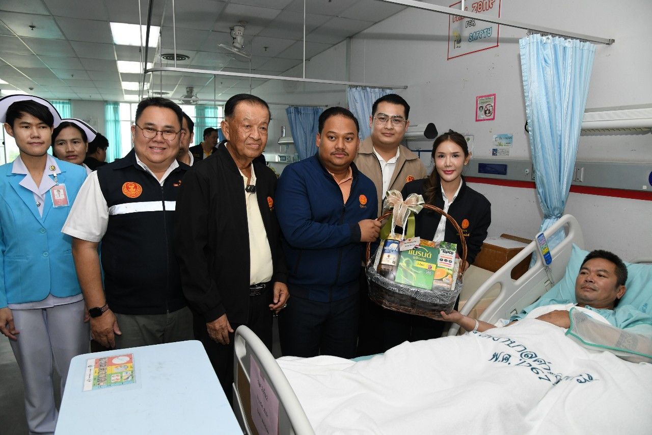 议会议长带领团队探访受伤士兵并接受医疗用品和必需品
