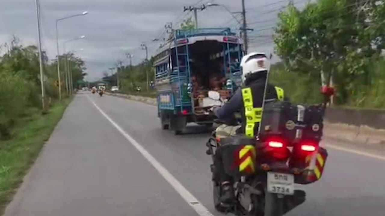 八里居民乘坐70多辆巴士前往支持“Golden Pillow School”在国家体育场的比赛