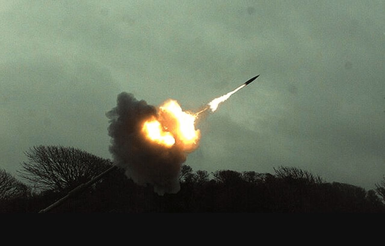 当泰国155毫米炮弹在夜空中划破长空