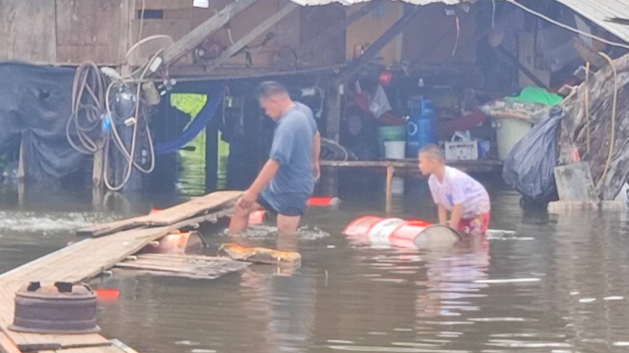 居民加紧修建临时桥梁,因水位涨到巴吞他尼-三科路边