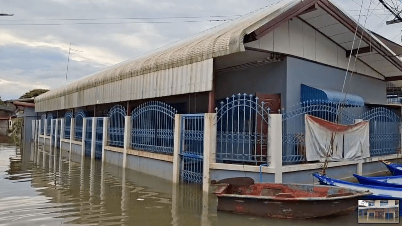乌汶府市水位超过1米，居民加紧搬迁物资以避洪水
