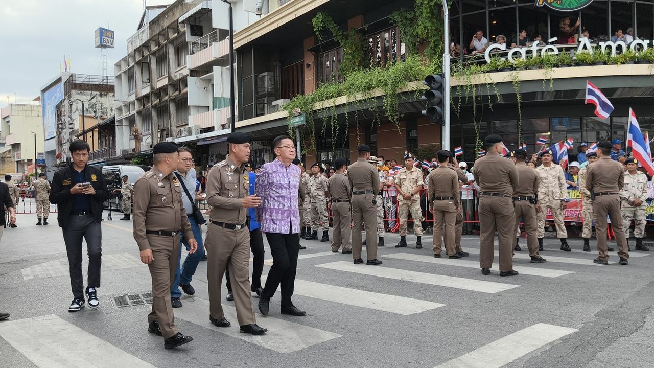 险些爆发冲突，呵叻爱国者示威者喊话驱逐“英总理”，红衫军示威者举标语支持
