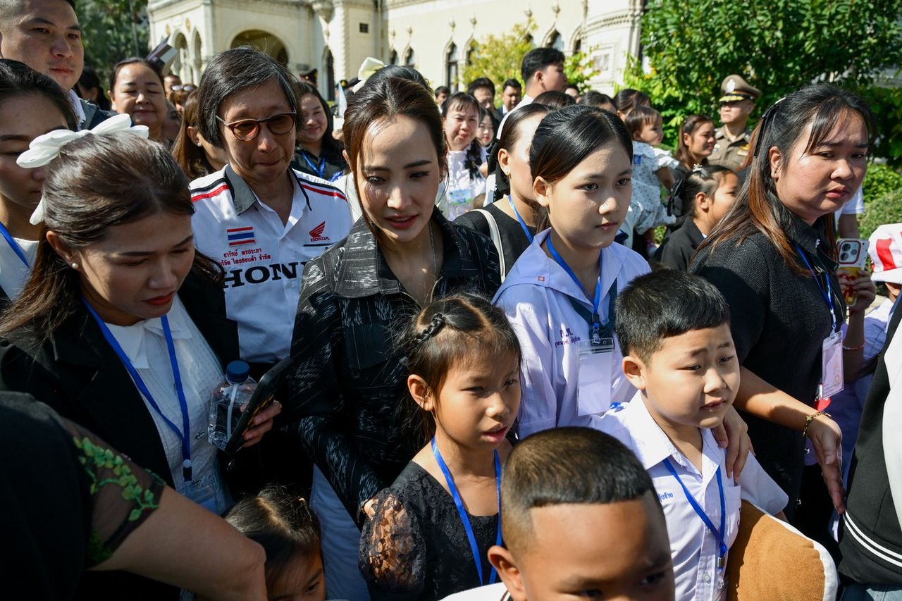 “阿努廷” 邀请泰国儿童“热爱泰国，关注世界” 孩子们蜂拥自拍，祝愿成为第二任总理