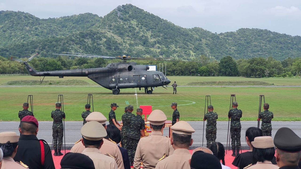 悲痛的家庭迎接勇敢的 “Sgt. Jirayus Intuman” 回国