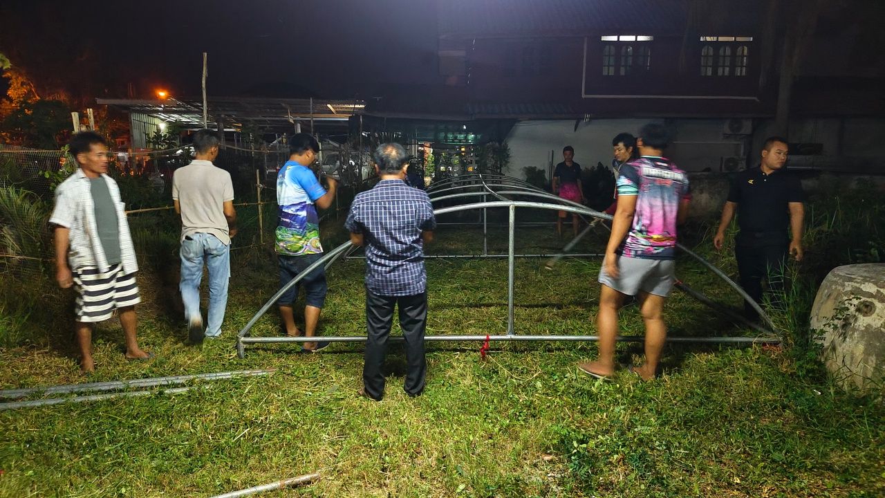 母亲泪流满面 失去家园英雄 