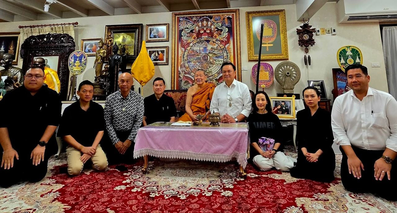 总理阿努廷携夫人查塔农拜访松德蓬柴以庆祝新年