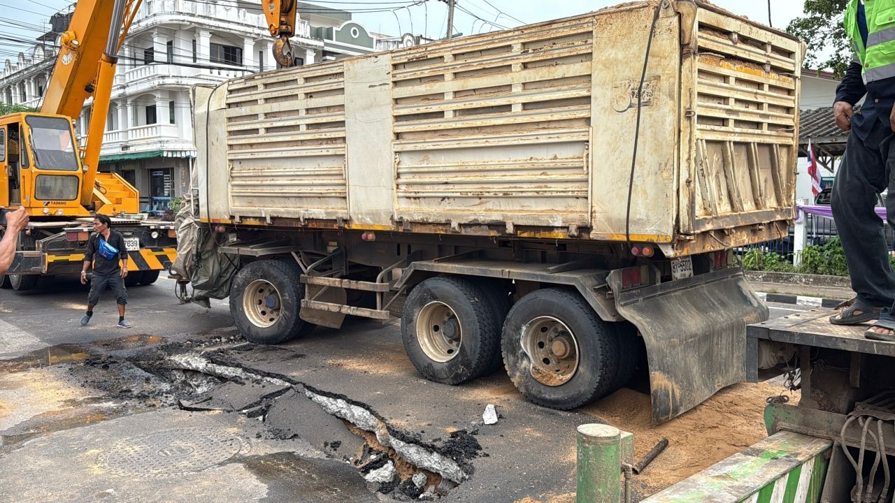 运沙车陷入街道坑洞，预算超过1.97亿 刚建成，疑点重重-司机逃逸