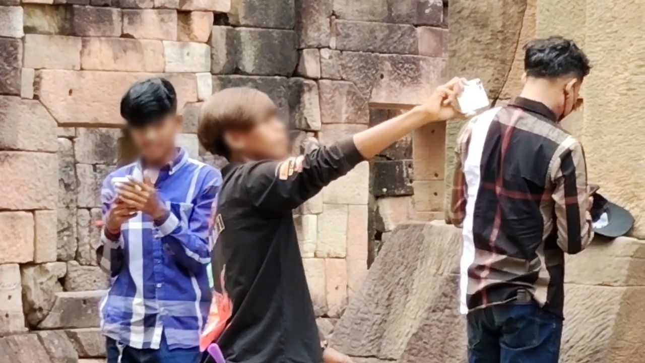 展示图像：柬埔寨青年模仿流行发型在大门寺拍摄视频