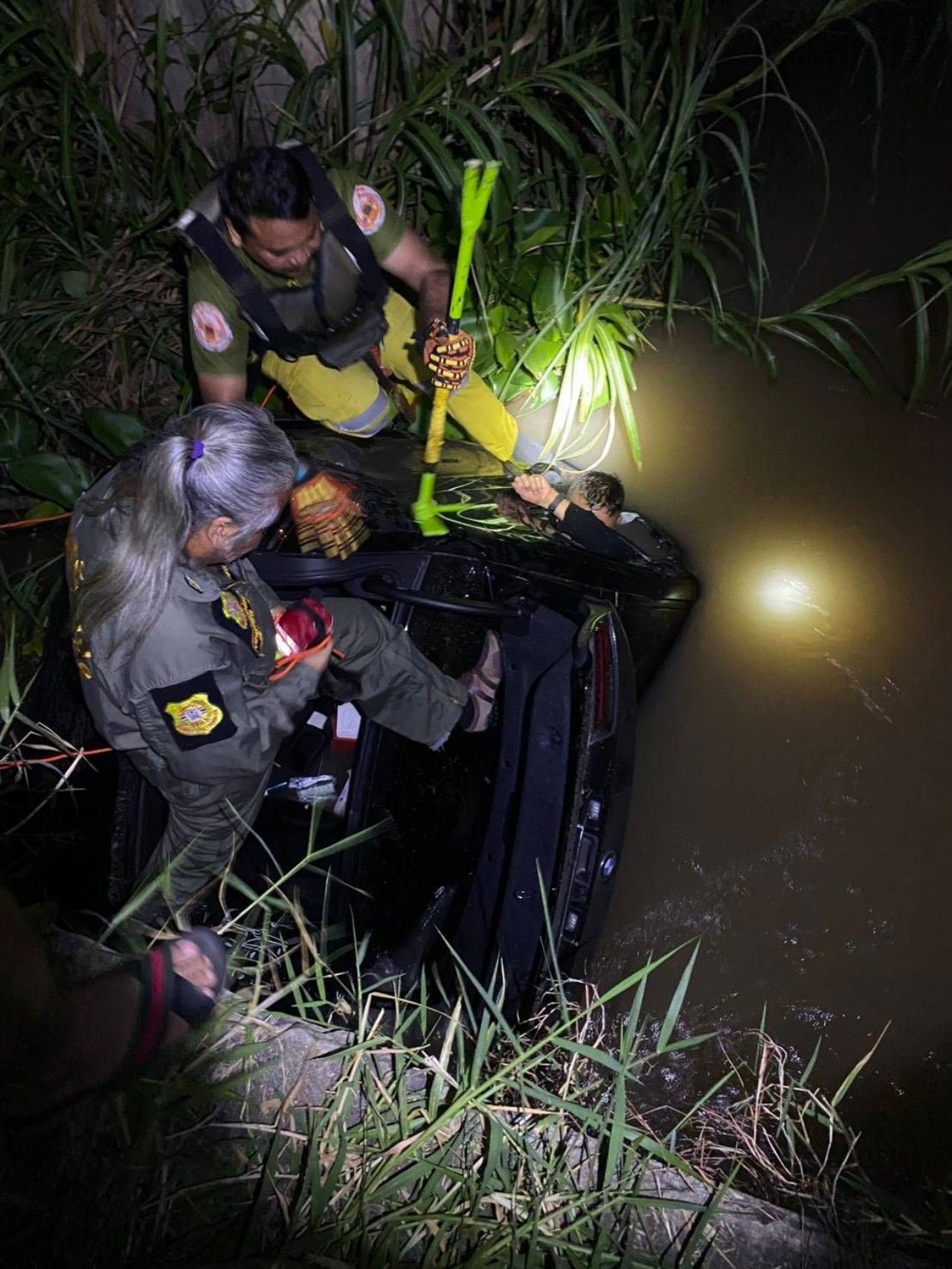 副局长驾驶BMW轿车坠入运河,救援人员破窗紧急施救