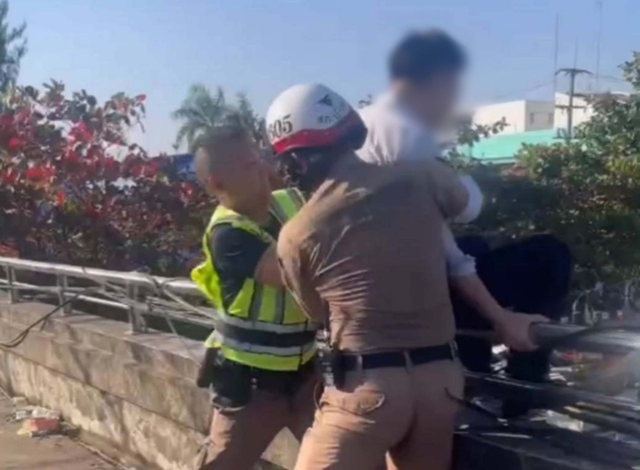 副警察总长颁奖3名น้ำพอง警察，劝解轻生男成功