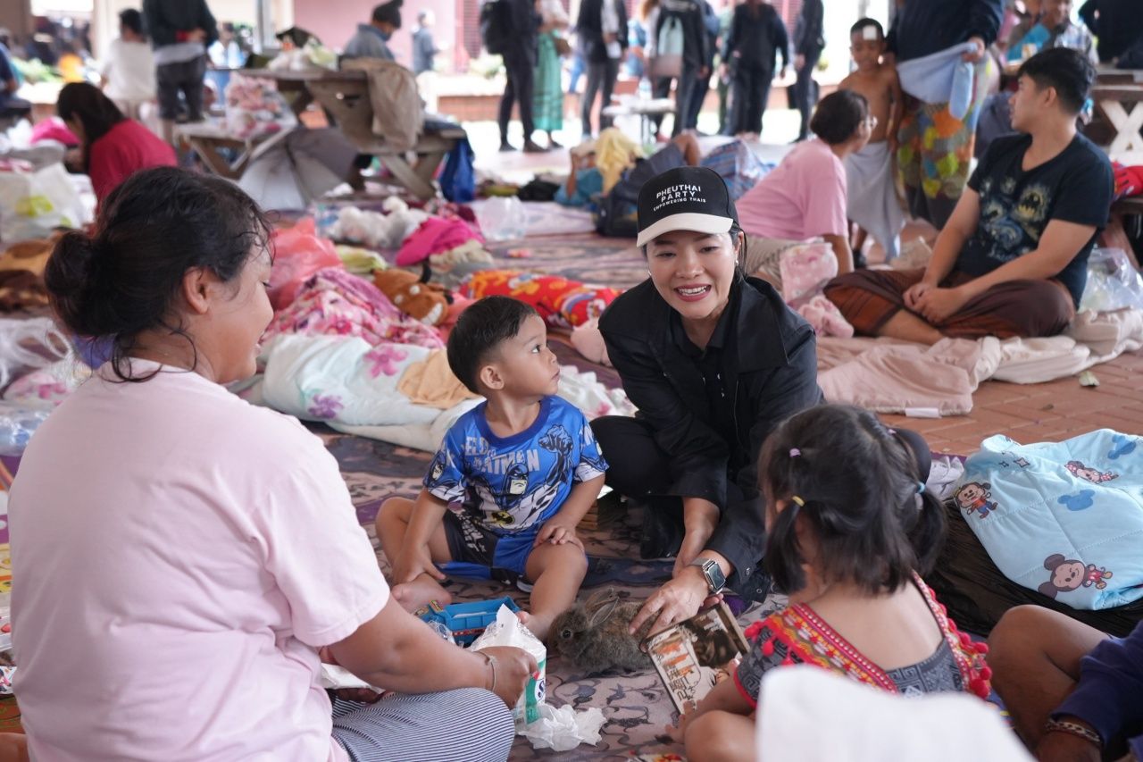 为泰党捐赠物资援助合艾水灾,称赞英拉时期调动直升机系统化管理