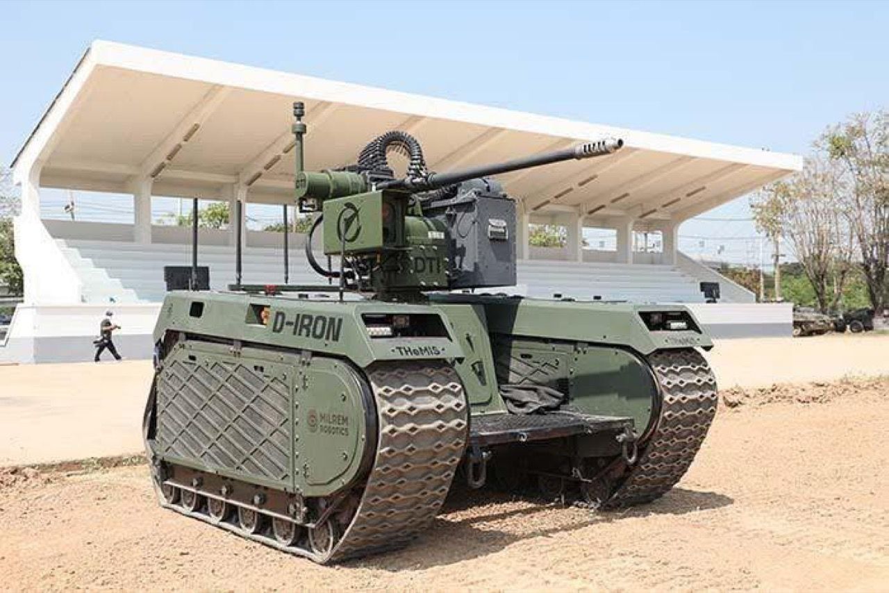 泰国组装的 D-Iron RCV 无人战车摧毁掩体