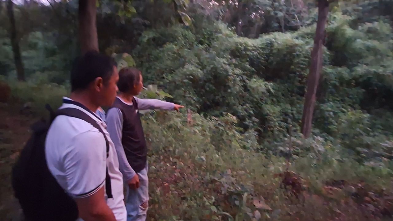 追捕两名劫匪，打晕61岁阿姨并将其双手反绑扔入溪流