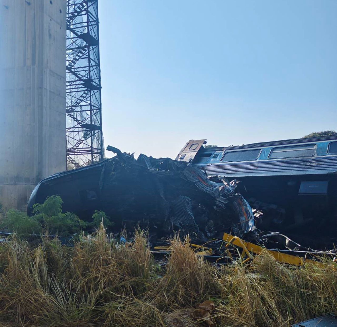 已死亡3人，乘客讲述起重机坍塌瞬间落在火车车厢的情景