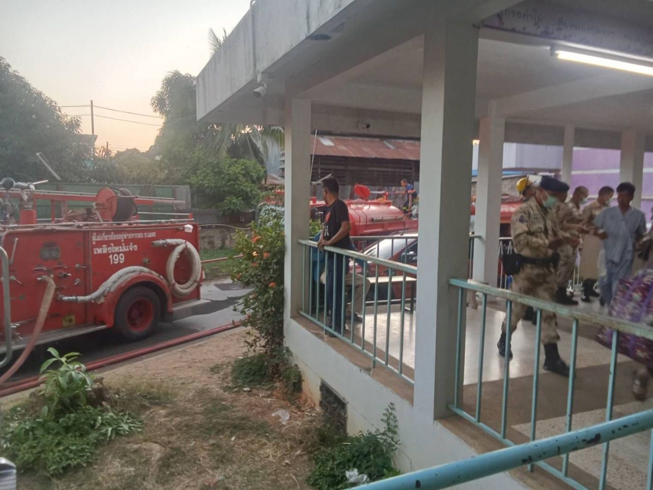 清迈医院火灾 紧急撤离患者到安全地点 火势已控制住