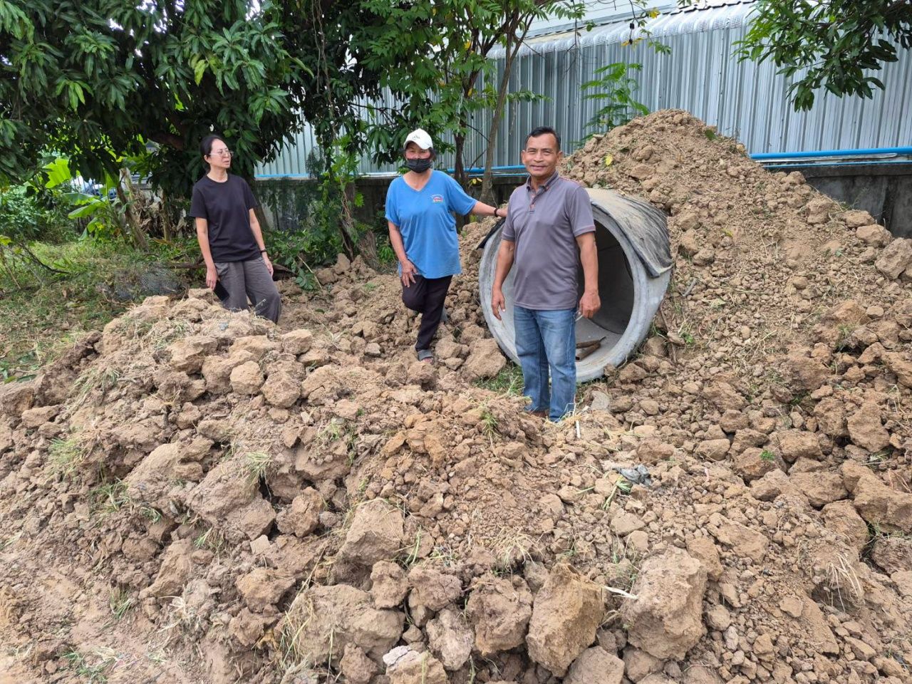 村民建造防空洞取代撤离，并寄希望于士兵捍卫主权，作为新年礼物