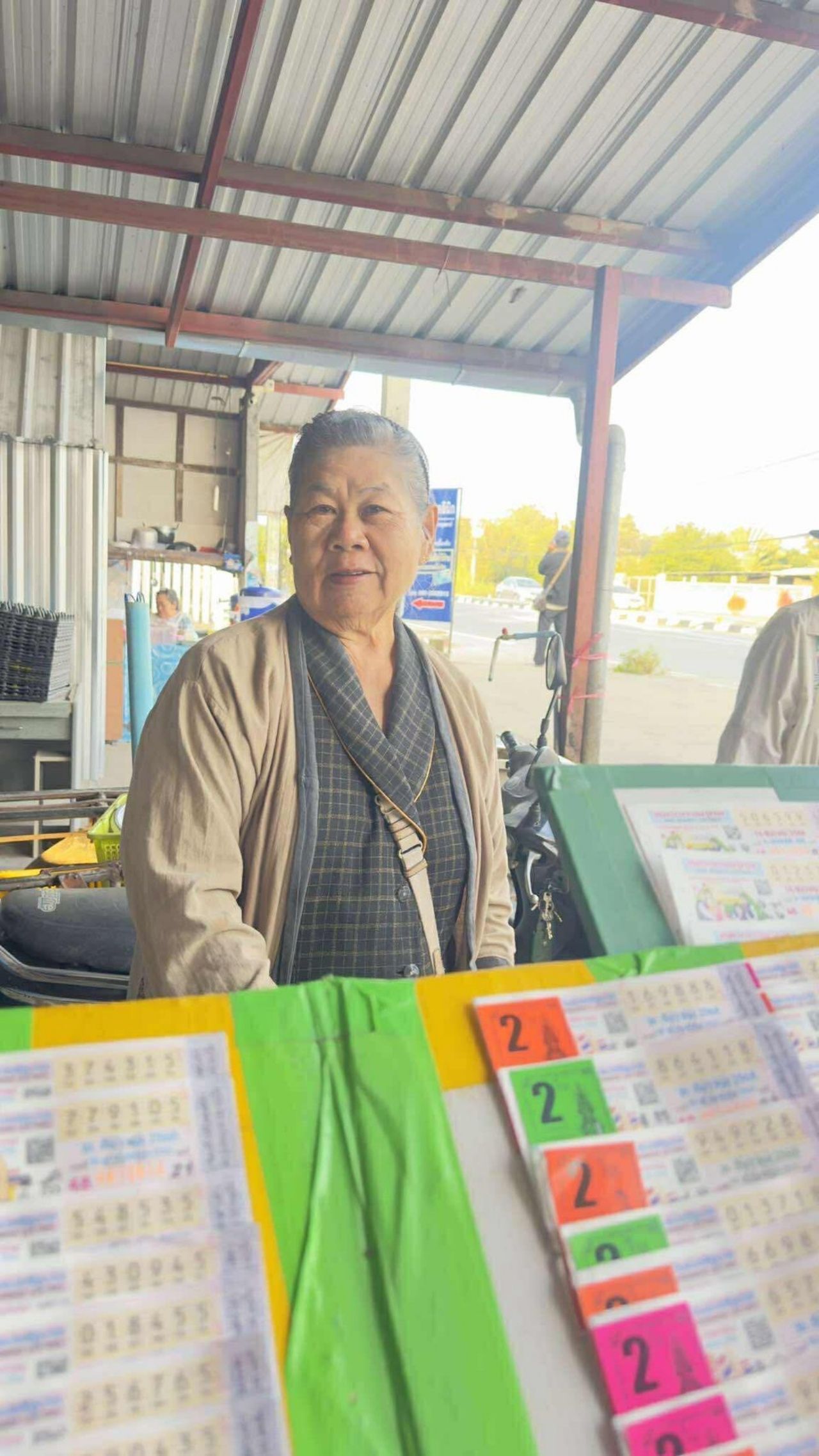 民众蜂拥购买彩票 幸运老太为客户中一等奖18百万