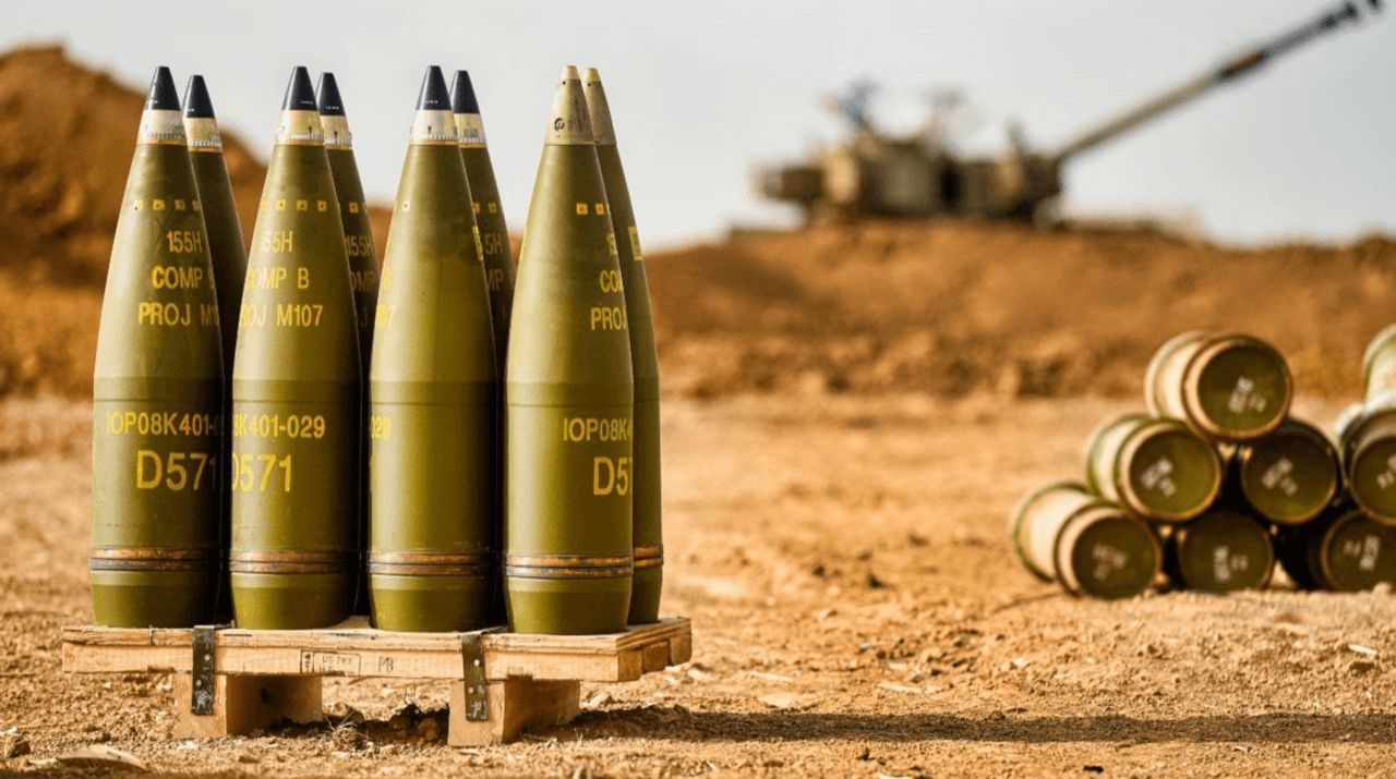 当泰国155毫米炮弹在夜空中划破长空