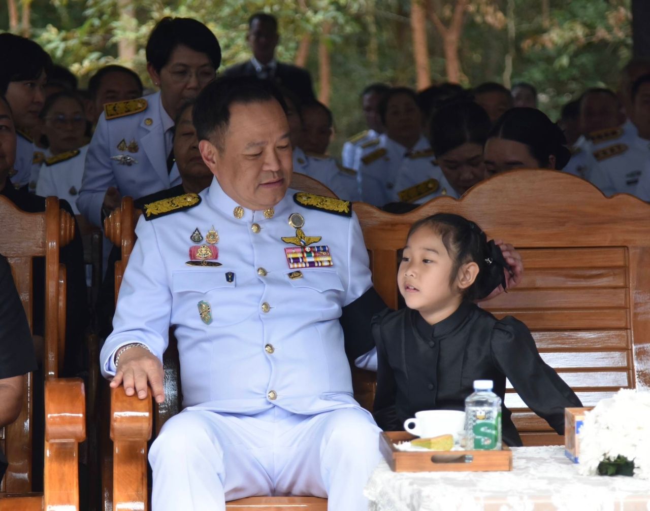 总理在“中尉萨塔瓦特”葬礼上泪目,慰问勇士家属