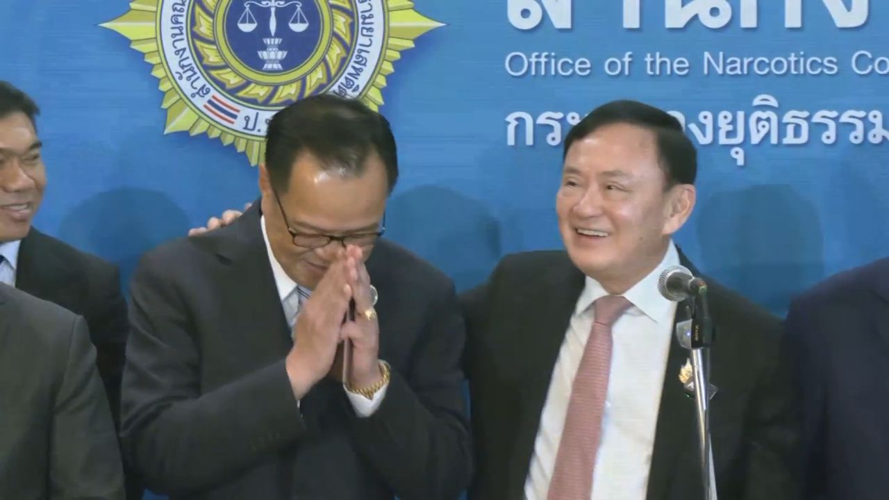拥抱“阿努廷”展示“他信”强调不会中途更换总理，政府不会动摇