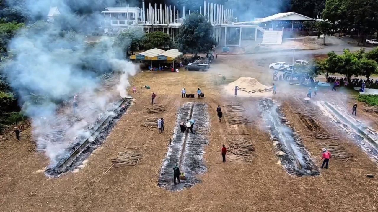信徒参加焚烧15,000竹筒的竹筒饭活动，传播功德并获得“幸运号码”