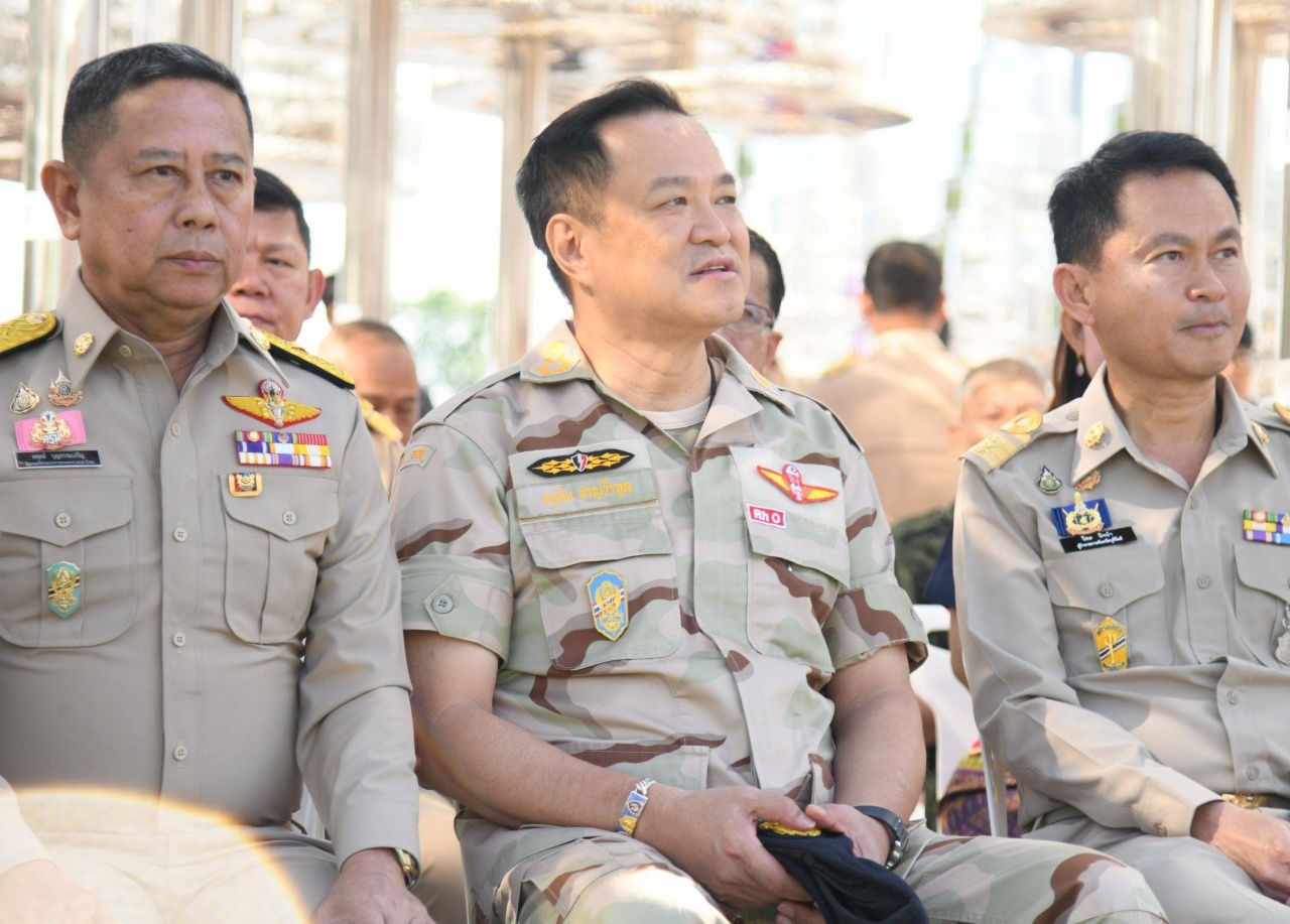 “阿努廷” 飞赴武里南，祭拜拉玛一世并为第37根金色尖顶底座镀金，内文赠送甜橙