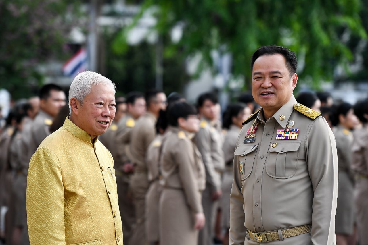 总理率部长和公务员尊重泰国国旗，纪念泰国国旗日2568年