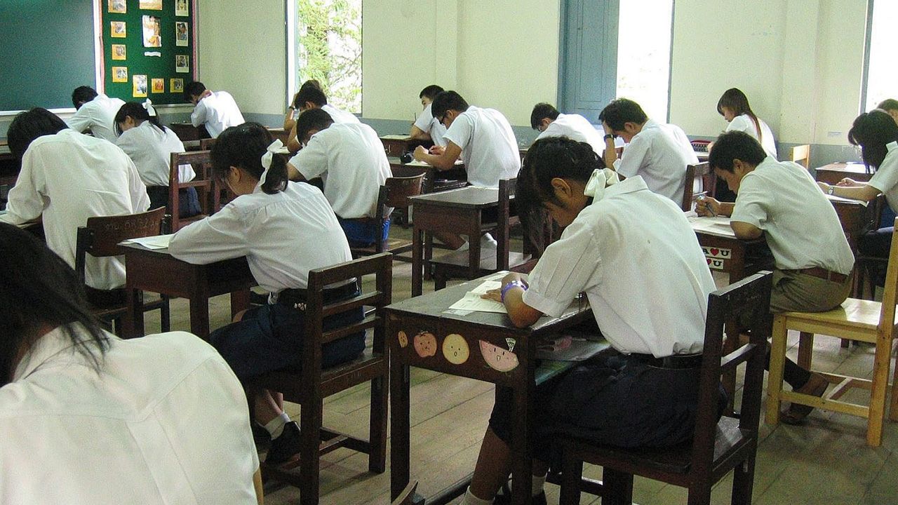 探索教育缝隙：推开学生离校