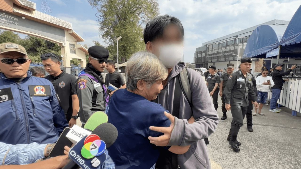 官员接收28名泰国国民从柬埔寨返回，亲属喜极而泣