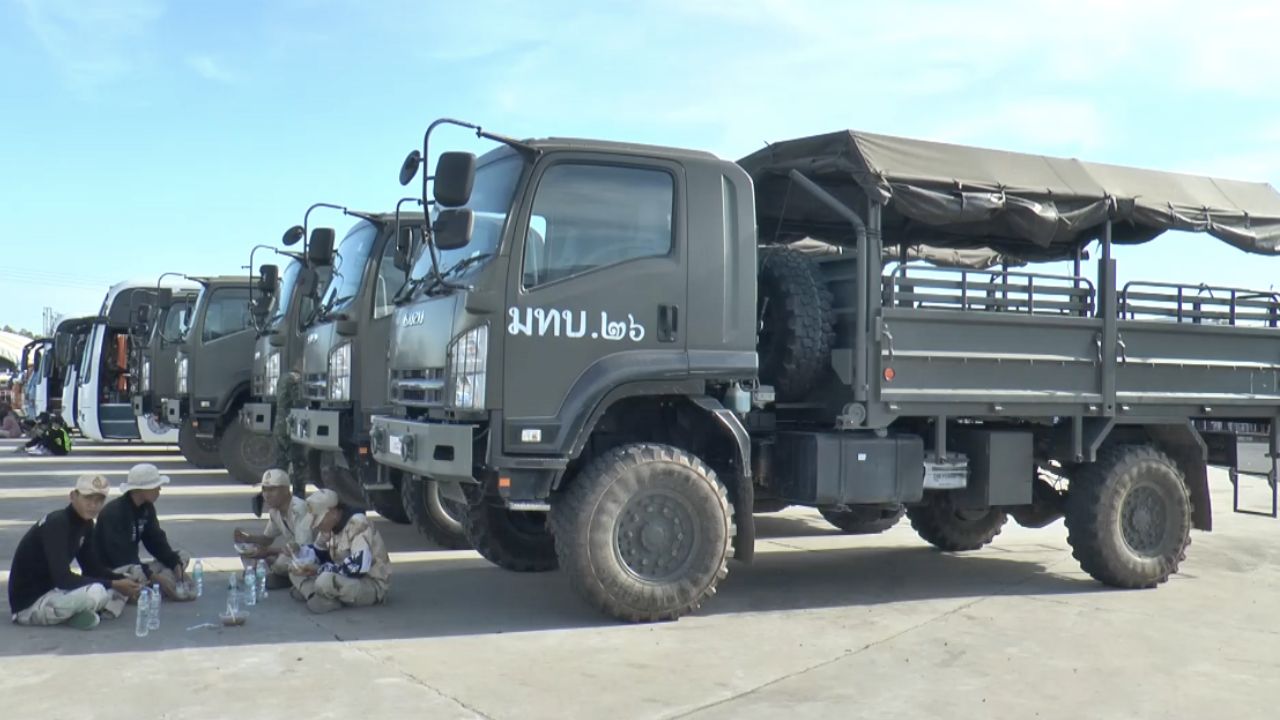 武里南府安排车辆送遣返民众回家乡 边境局势缓解后