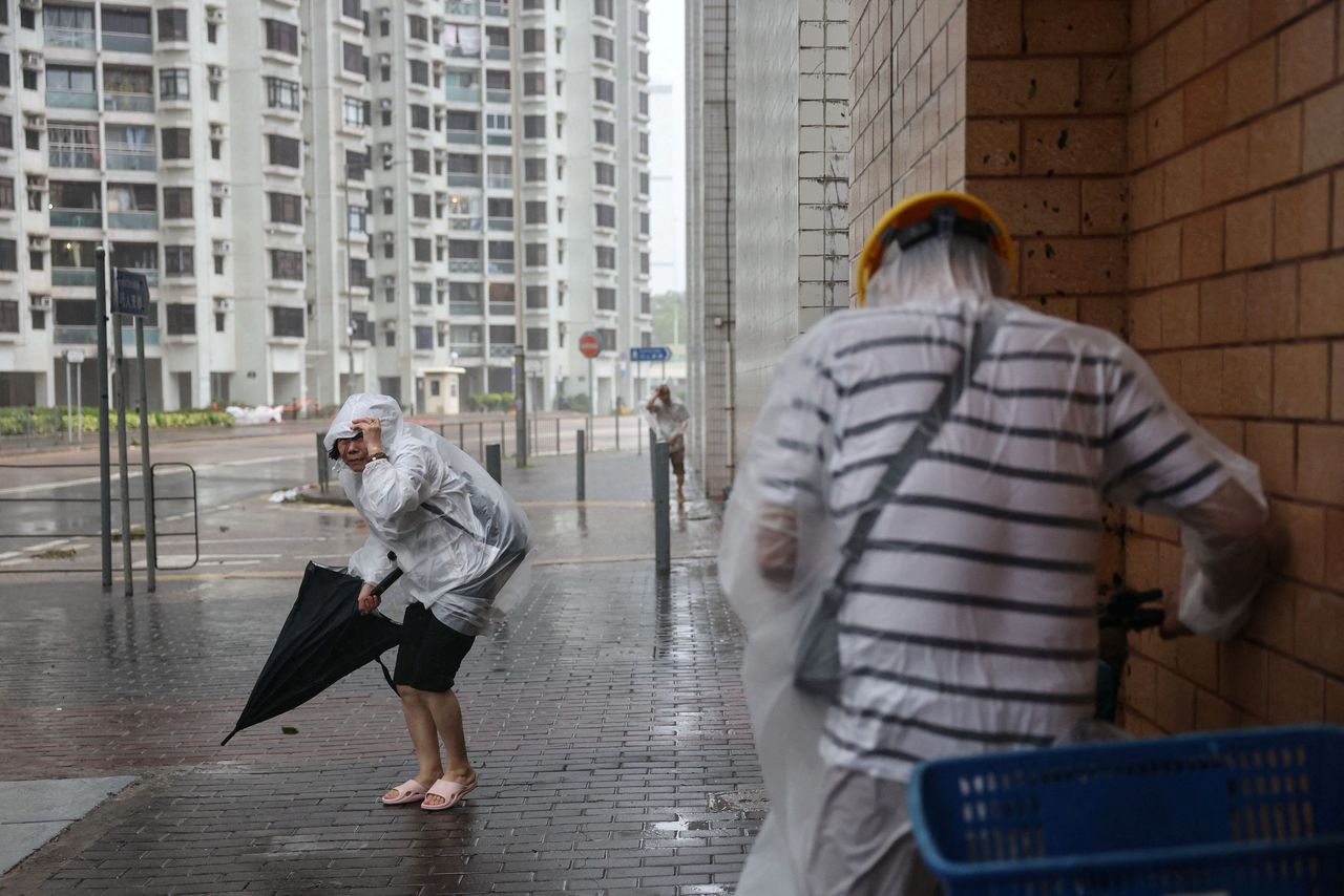 超级台风拉加萨袭击香港，创年度最高警戒，台湾死亡人数攀升至14人