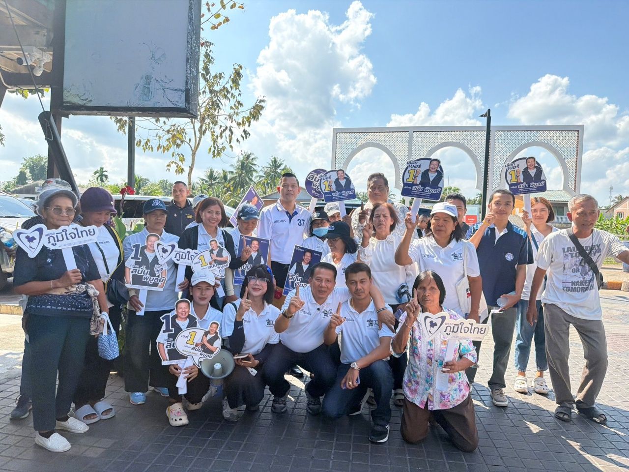 “他纳科” 表示泰南14省民意支持泰国自豪党,相信“阿努廷”再任总理