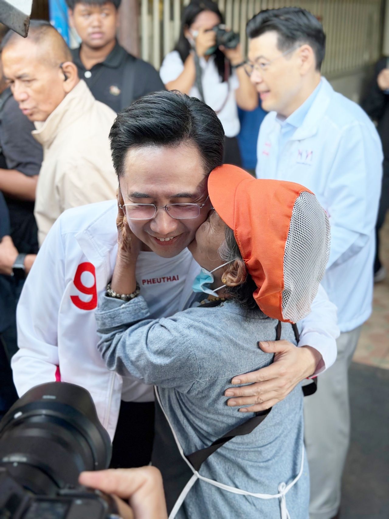 “约萨昌”对为泰党的政策能够触及民众感到高兴，协助曼谷选区候选人竞选，受到热烈欢迎